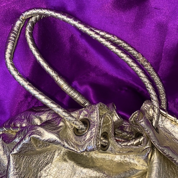 Fionucci bag shell :100% polyurethane lining:100% polyester.Button to close. - Picture 2 of 5